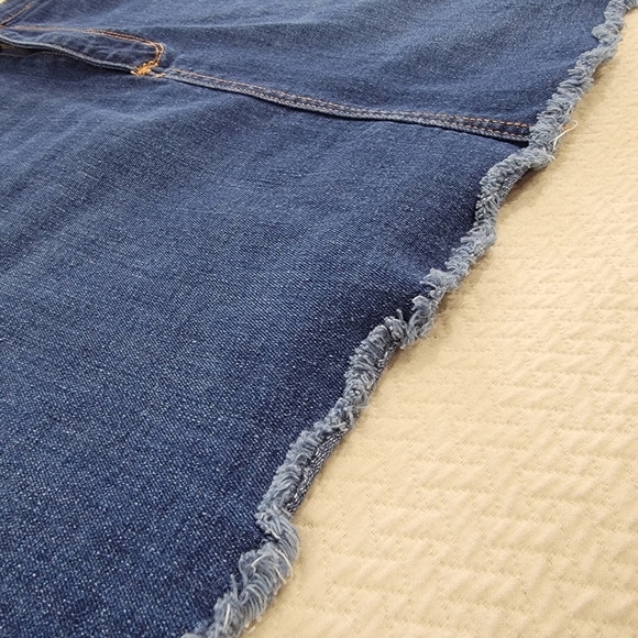Universal Thread Denim Blue Skirt Size 14 Cut Off Jeans Frayed Hem Fringe - Picture 4 of 13